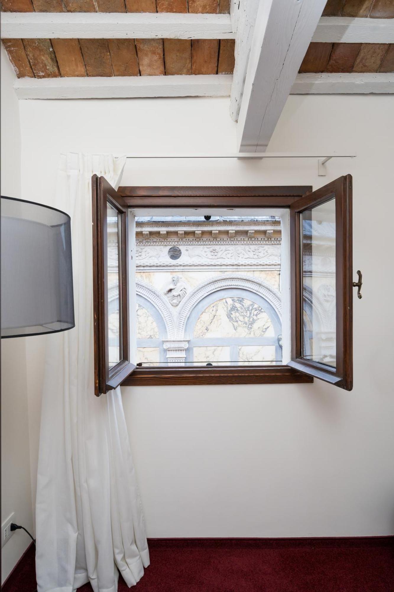 Palazzo Miracoli Apartments Венеция Экстерьер фото